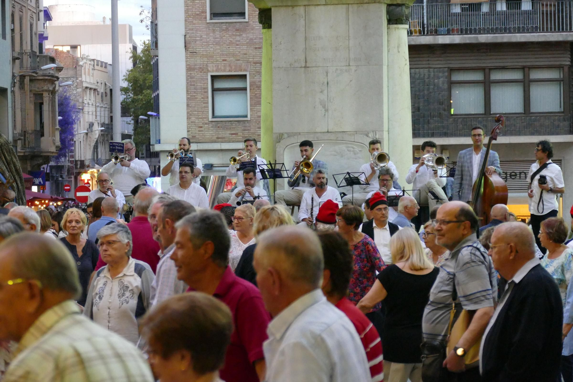 Gran expectació en la festa d'inauguració de la Casa Natal de Dalí