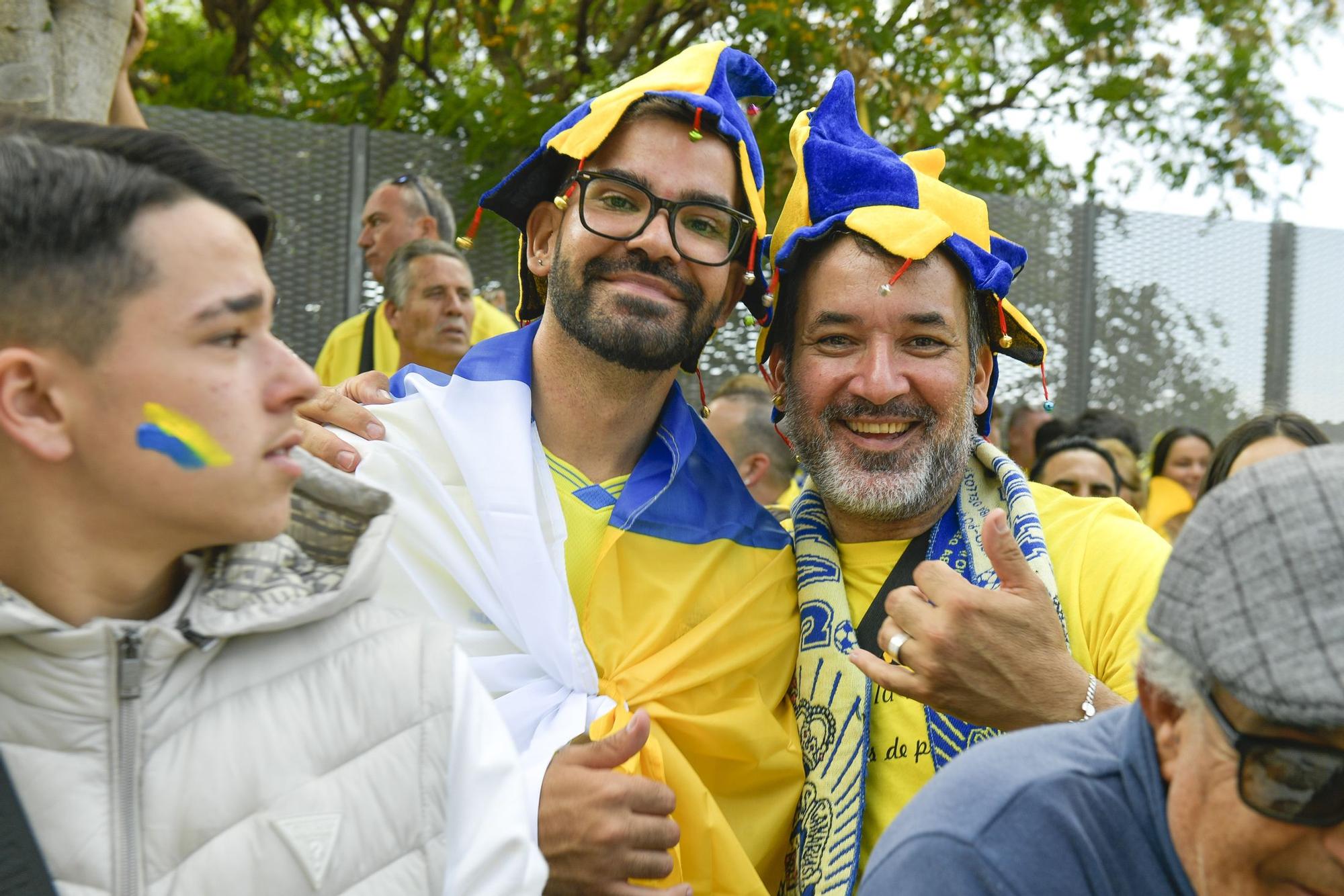 La afición recibe a la guagua de la UD Las Palmas en Fondos de Segura