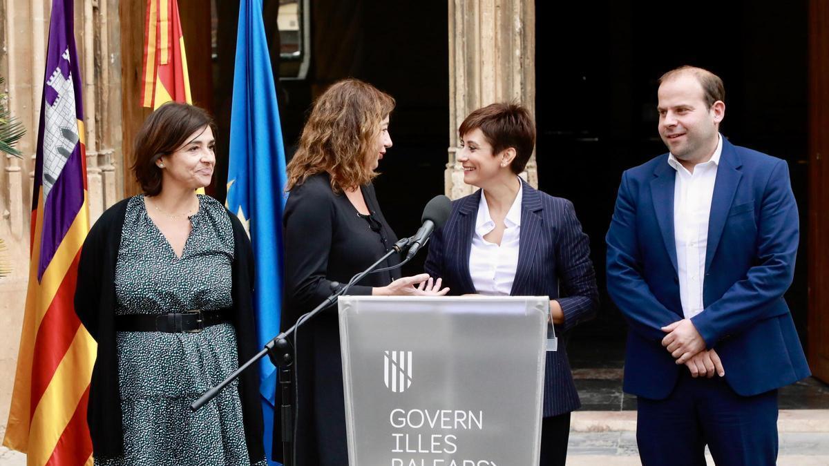 Armengol i Mir celebren amb la ministra Isabel Rodríguez el traspàs de Costes, l’any 2023.