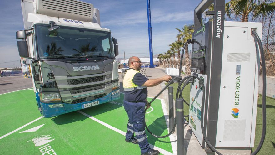 Inauguran en San Isidro el primer punto de recarga eléctrica del corredor mediterráneo para el transporte pesado