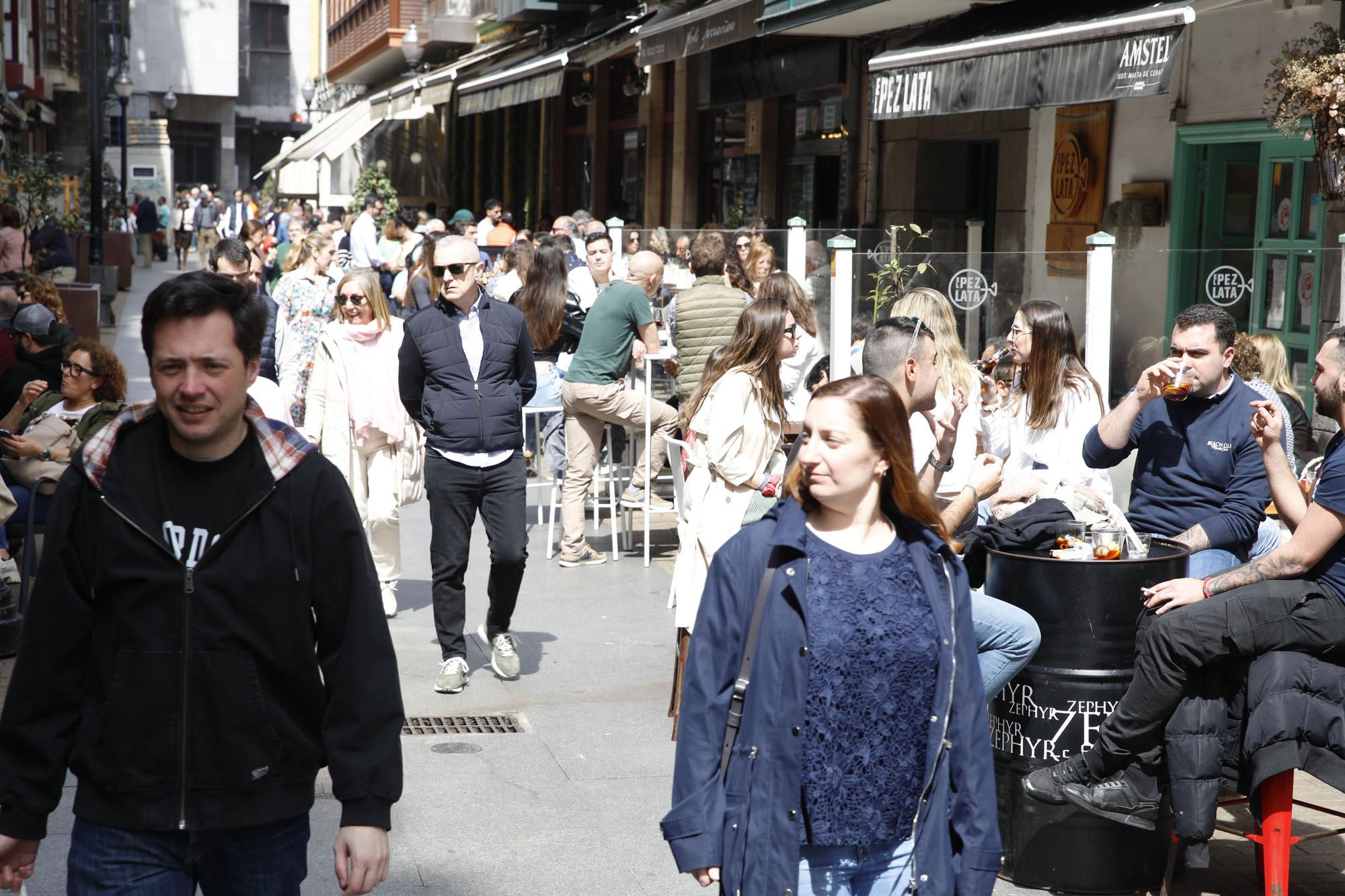 Ambiente de Domingo Santo en Gijón