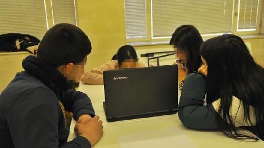 Los jóvenes se reúnen cada sábado en el centro polivalente de Carrús para realizar su revista.