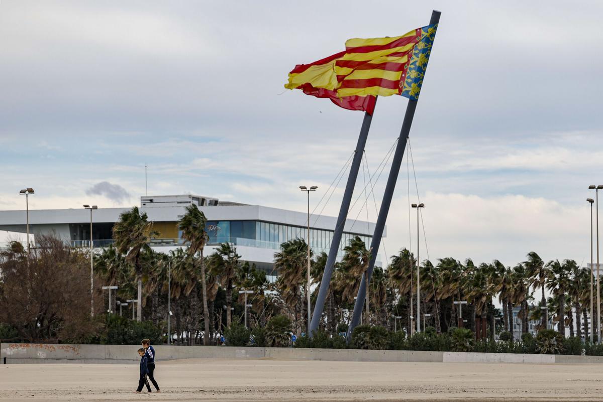 La Aemet activa el aviso rojo (peligro extremo) por vientos huracanados de más de 140 km/h en la C. Valenciana.