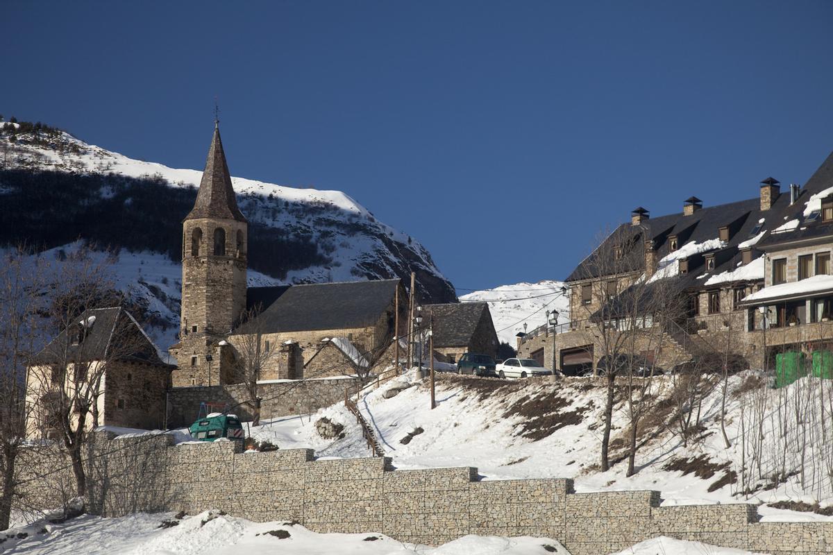 Pueblo nevado del Valle de Arán