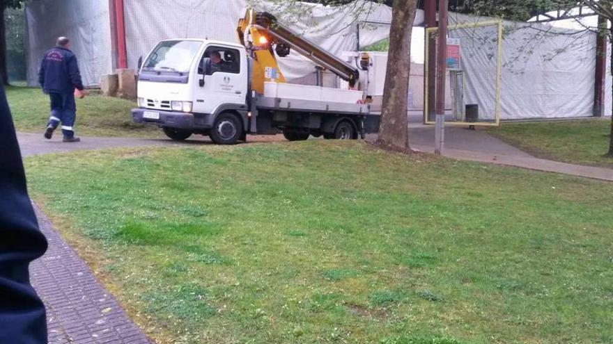 Fotografía tomada por el BNG a operarios y un vehículo municipal junto a la carpa de la cena fría.