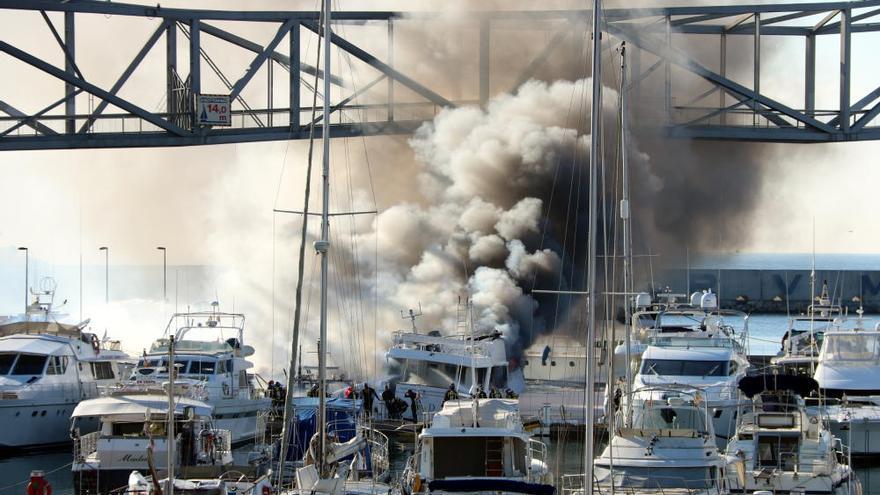 Dos incendis cremen sis vaixells al Port Fòrum de Barcelona