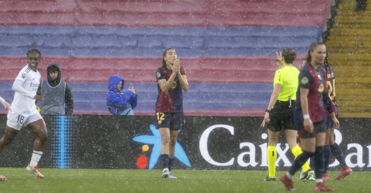 Patri Guijarro reclamándole a Olatz Rivera una acción durante el clásico