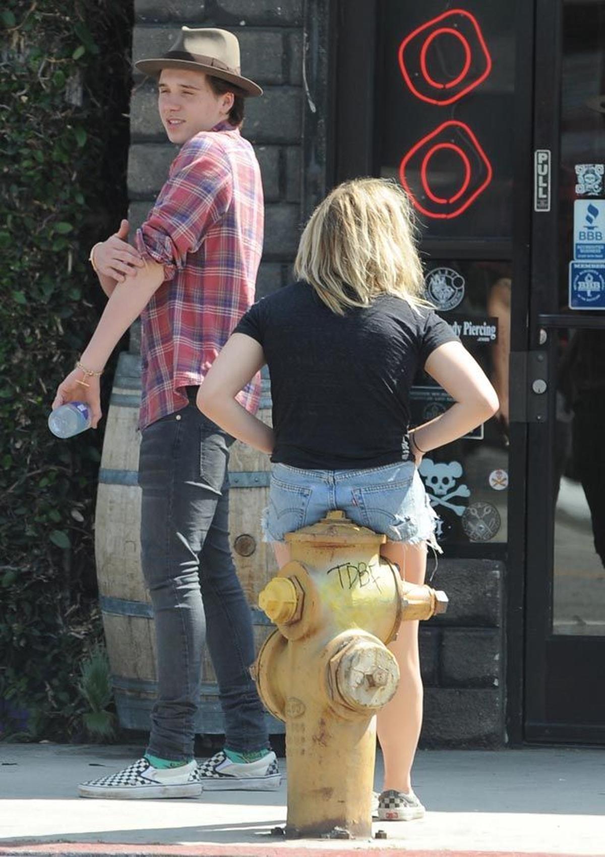 Brooklyn Beckham habla con Chloe Moretz a la salida de un estudio de tatuajes