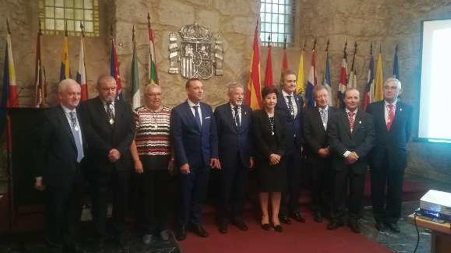 Imagen de algunos de los miembros de la Academia Xacobea -en el centro el estraense Jesús Palmou-, en el acto.