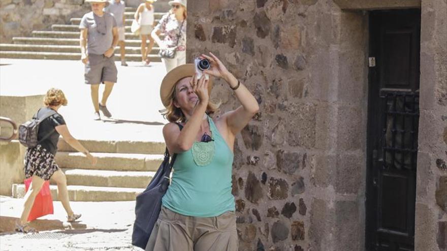 La cifra de turistas sufre un ligero descenso en el primer semestre