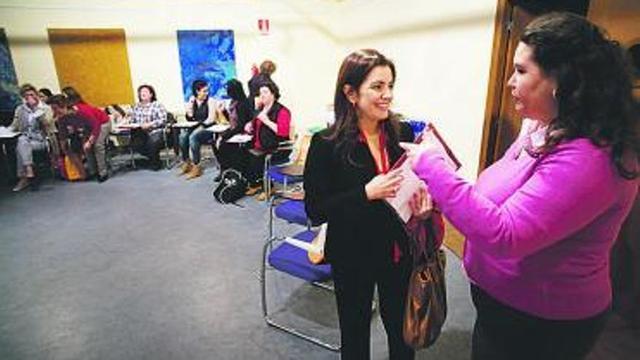 A la derecha, Esther Gil y Yolanda Alonso, ayer, durante la reunión.