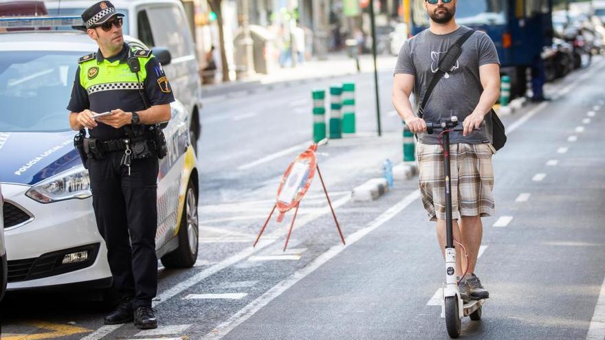 Un usuario de patinete por la calle Colón