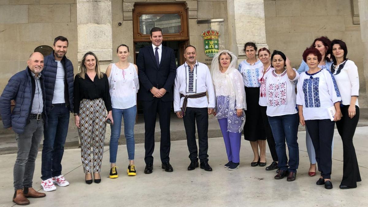 Los visitantes posan ante el consistorio junto a Amalia Goldar y José López.