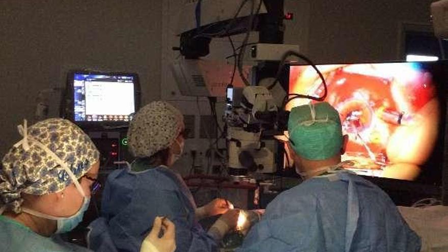 Intervención de retina en 3D realizada ayer en el Hospital de Conxo.