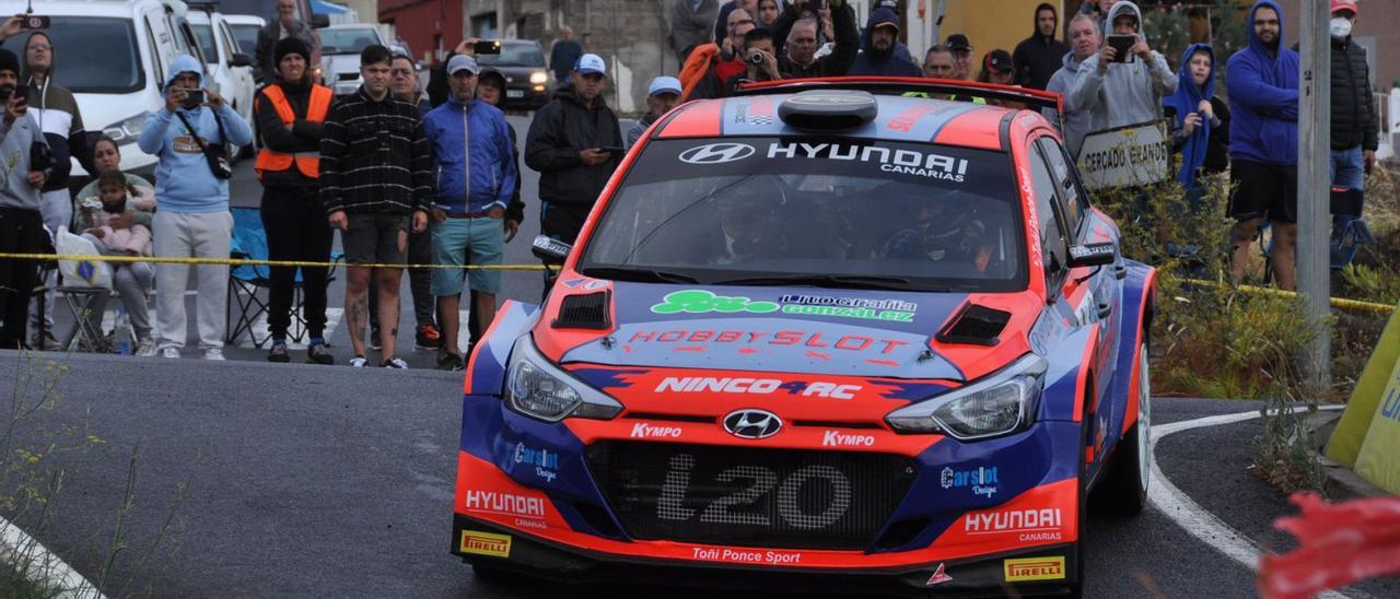 Toñi Ponce y Pedro Domínguez, con el Hyundai i20 Rally2, rodando ayer durante uno de los tramos del Rally Ciudad de Telde | | MOTORACTUALIDAD.ES