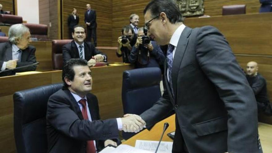 El vicepresidente Císcar recibe el saludo del conseller Castellano. A la derecha, el nuevo director general de RTVV, en el palco.