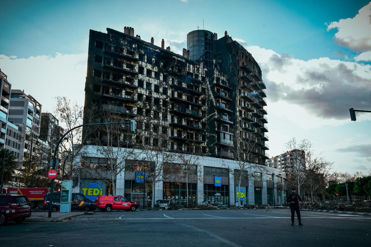 El edificio de Valencia reune vecinos y curiosos