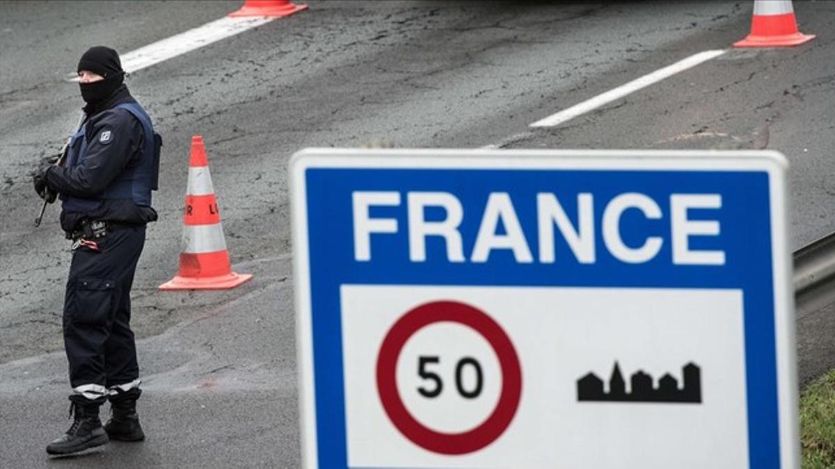 Policía armado en la frontera entre Francia y Bélgica después de que se reforzaran las medidas de seguridad tras los atentados de París.