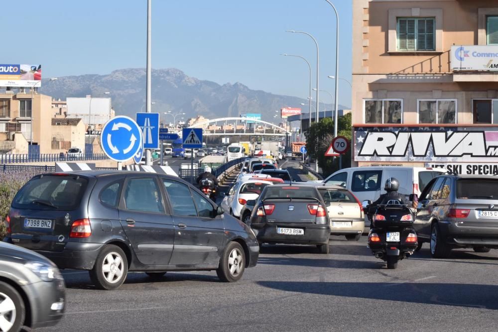 La colisión de tres camiones y dos coches colapsa la Vía de Cintura