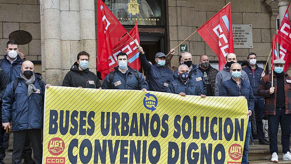 Concentración de trabajadores y sindicalistas ayer, en la puerta del Concello de Ourense. |   // CARLOS PETEIRO