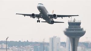 Un avión despega del Aeropuerto Adolfo Suárez Barajas de Madrid.