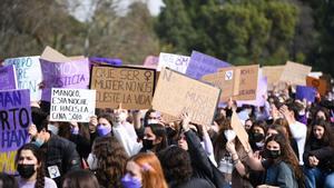 Varias personas con carteles participan en una manifestación estudiantil feminista por el 8M, Día Internacional de la Mujer, a 8 de marzo de 2022, en Valencia, Comunidad Valenciana (España).