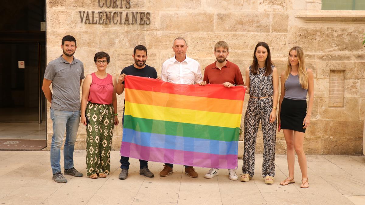 Diputados de Compromís muestran la bandera LGTBI