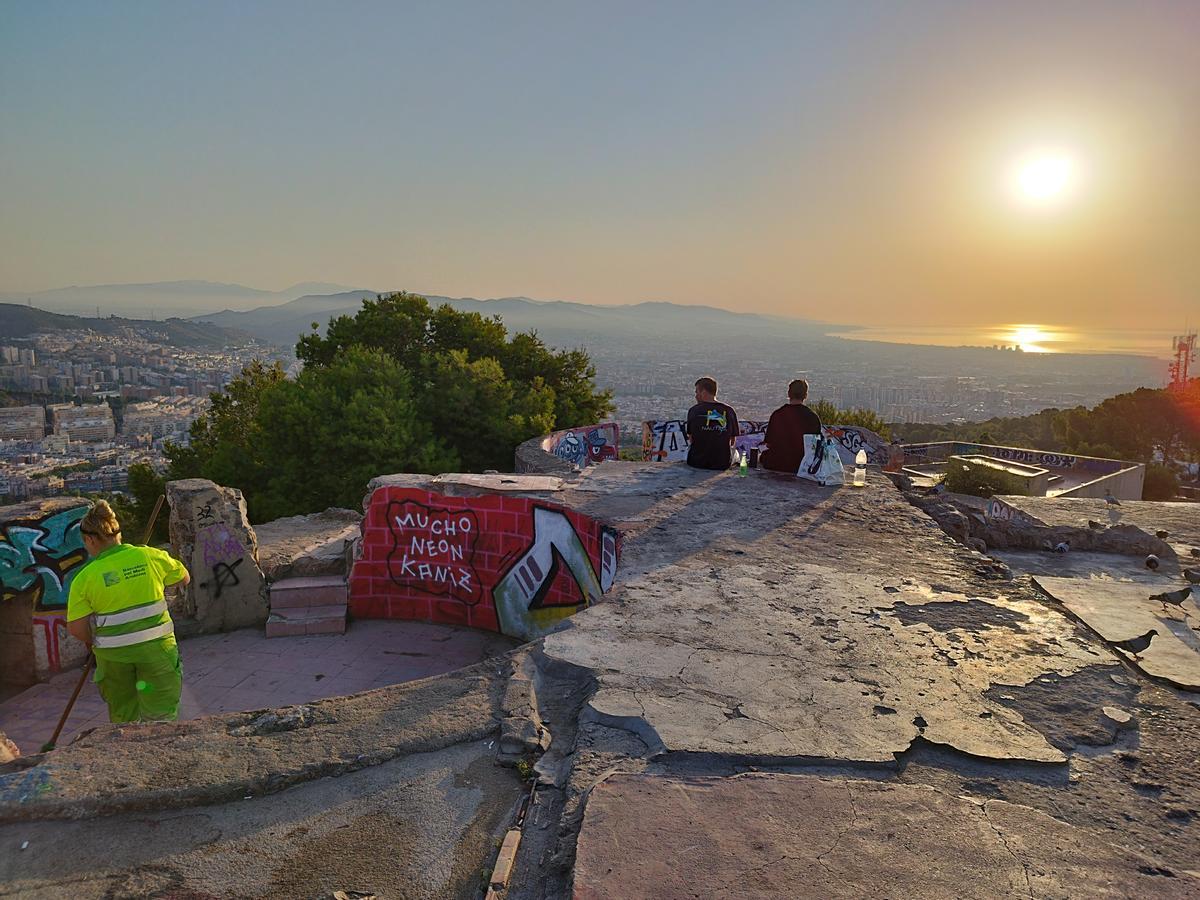 Barcelona tanca part del turó de la Rovira per controlar el volum de visitants