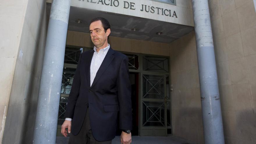 Miguel López sale del Juzgado en una imagen de archivo