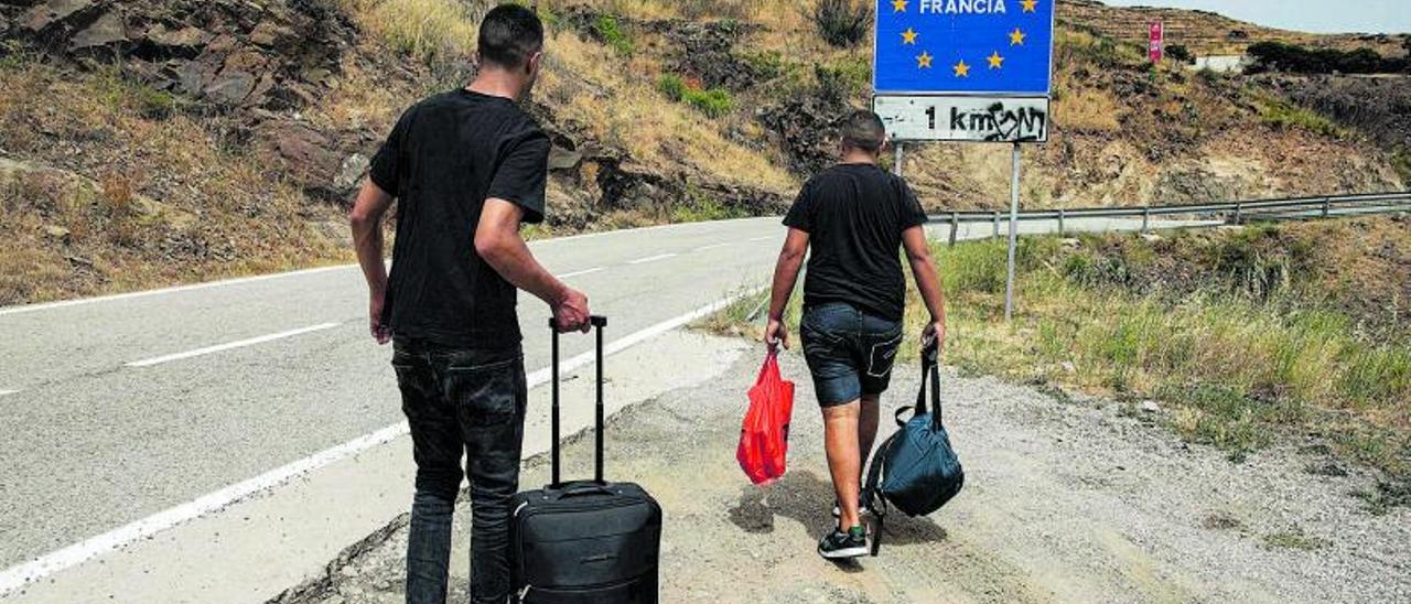 El marroquí Mohamed
i l’algerià Oussama
caminant per la carretera
N-260.  david aparicio