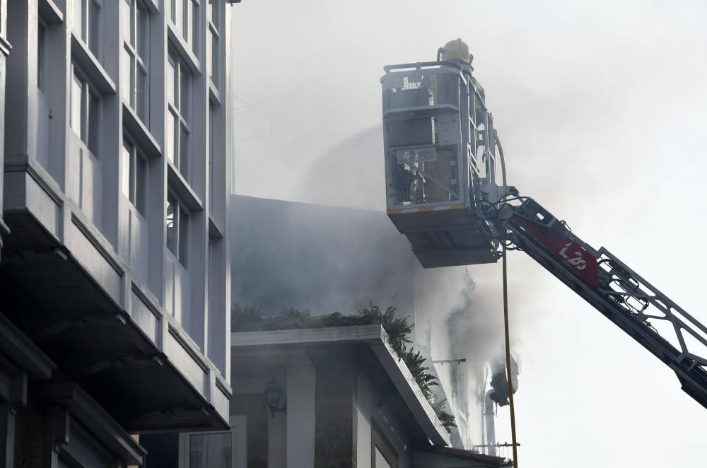 Un incendio destruye un piso en la calle Santa Mar