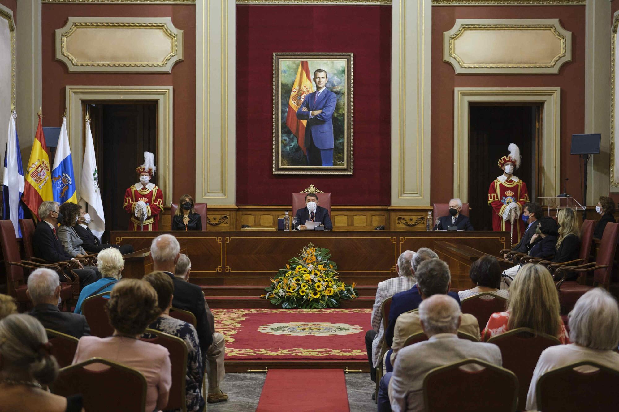 Acto de entrega de la Medalla de Oro al Mérito Cultural a Armando Alfonso