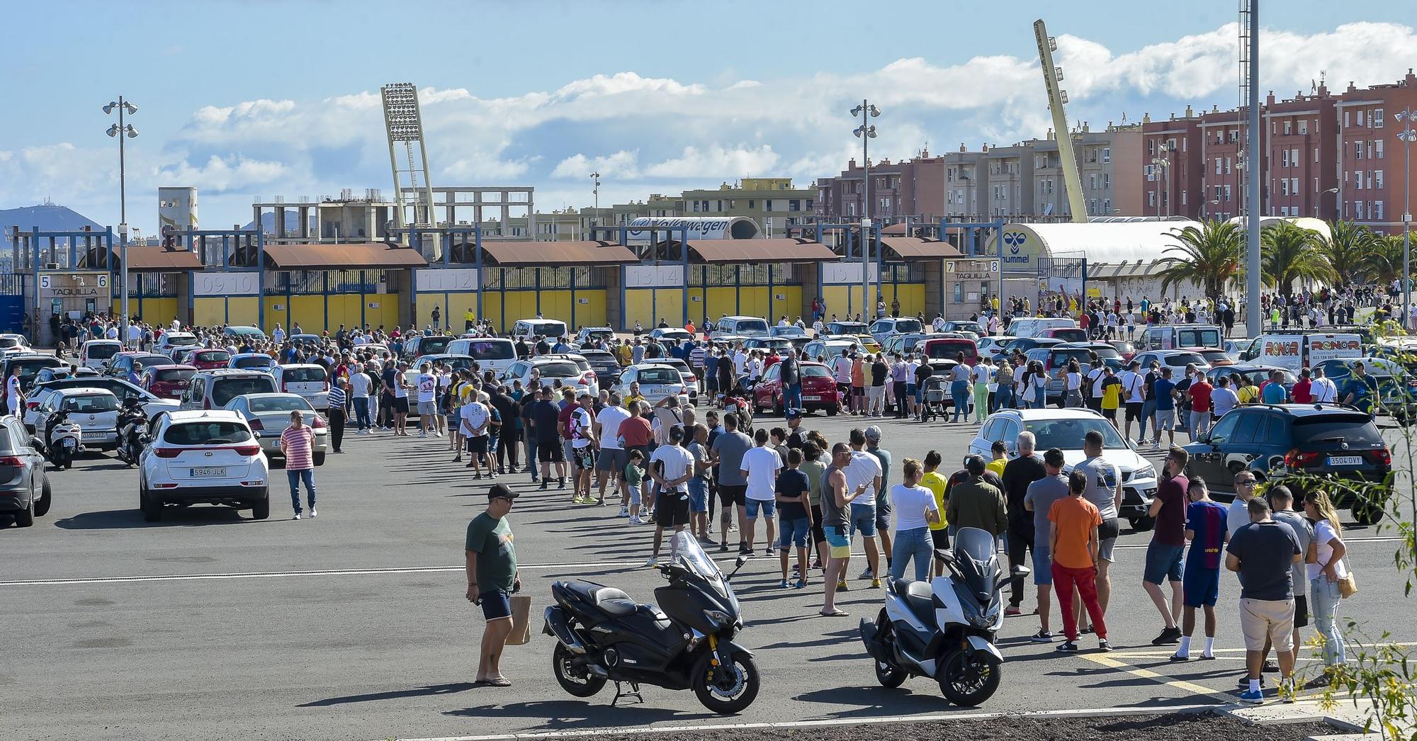 Colas para retirar las entradas de la UD Las Palmas - CD Tenerife de playoff