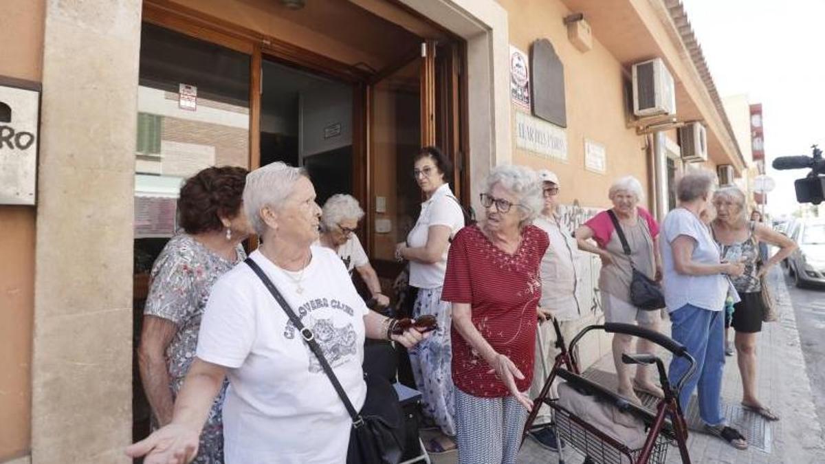 Indignación y tristeza entre un grupo de usuarias al ser desalojadas del club de la tercera edad.