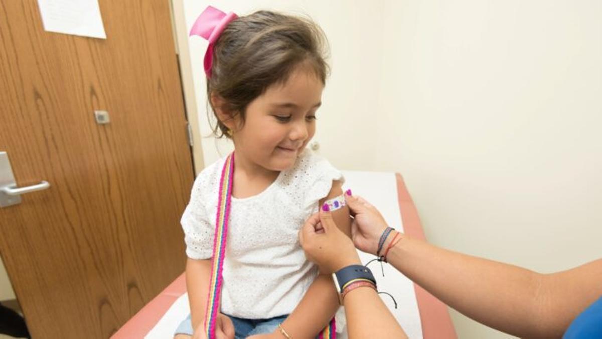 ¿Hay que vacunar a los niños contra el coronavirus? Responden dos científicos y catedráticos