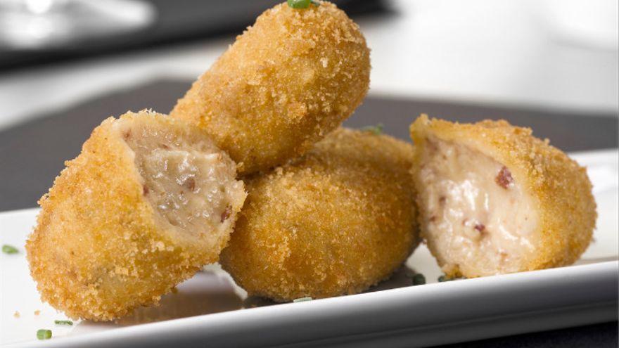 Croquetas de queso de cabra y cebolla caramelizada.