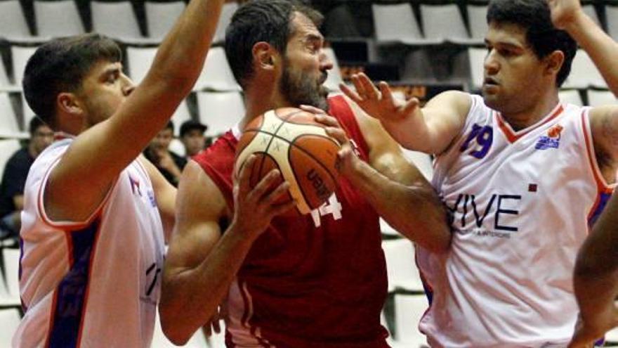 Alzamora, de vermell, lluitant en un partit del Bàsquet Girona a Fontajau.