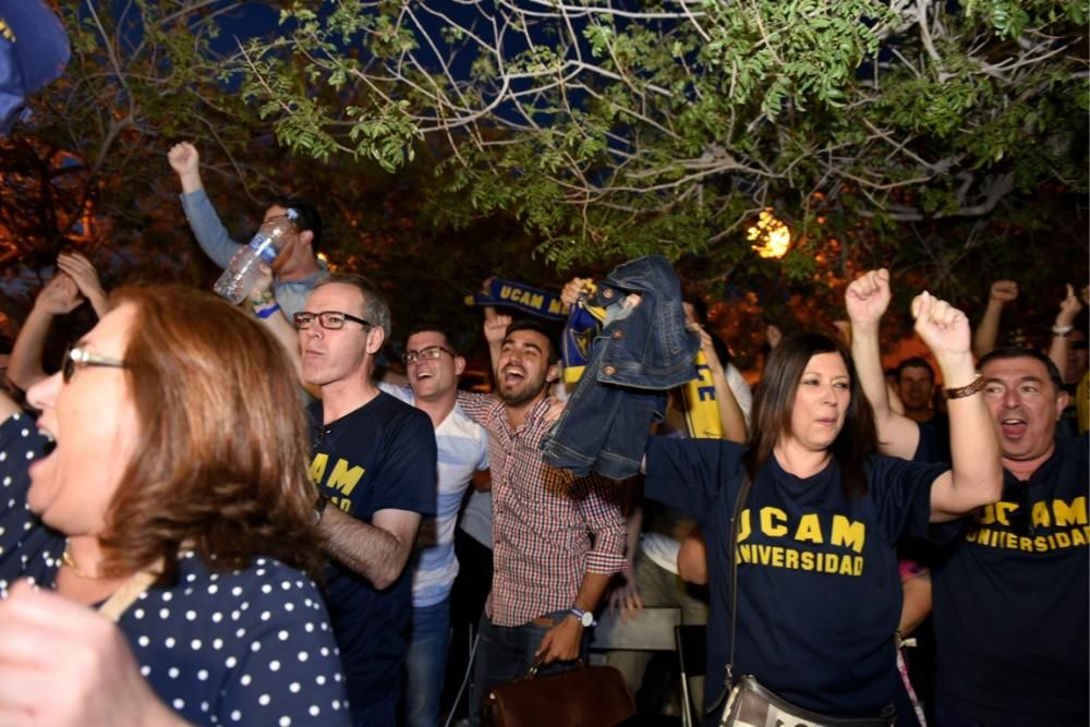 Los aficionados del UCAM lo celebran desde la universidad