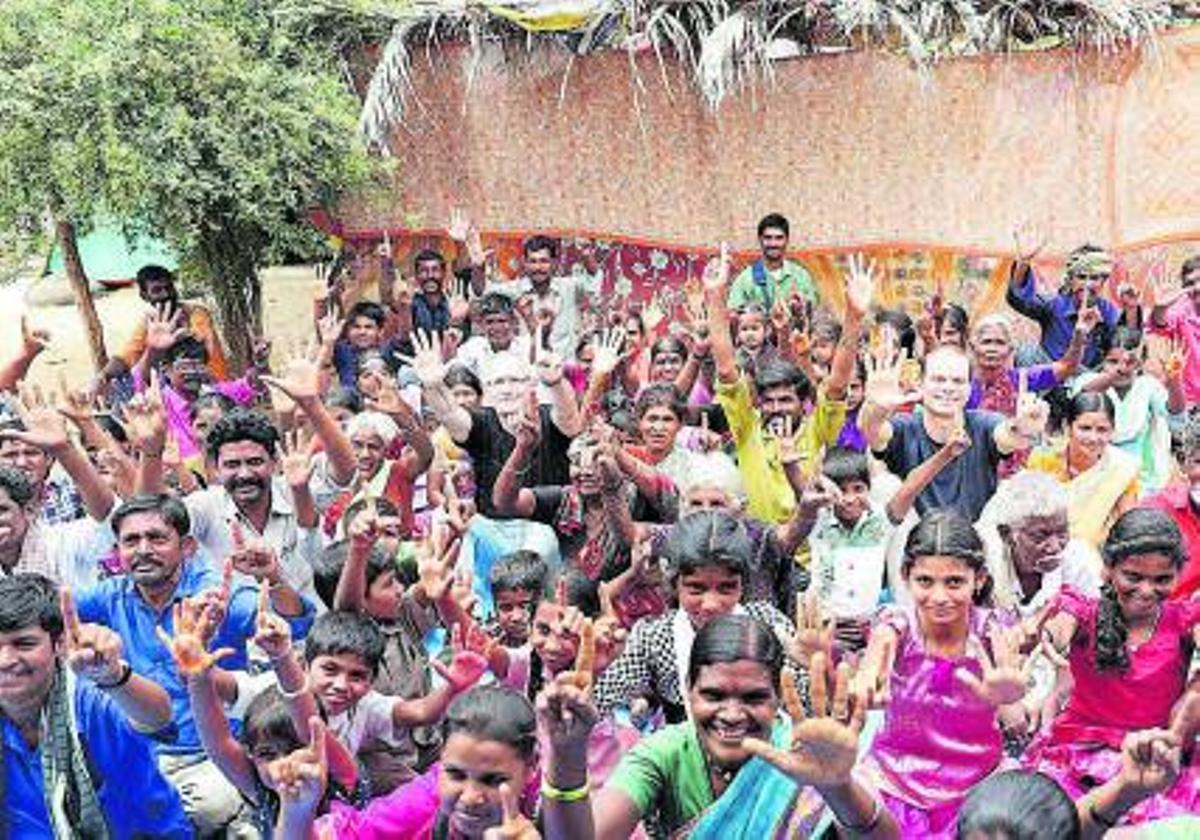 Juan Manuel Viera y Tere Linares corren junto a participantes indios en la Anantapur Ultramarathon. | LA PROVINCIA/DLP