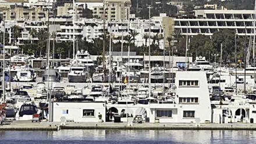 Exterior de las dependencias del puerto deportivo de Marina Botafoch.