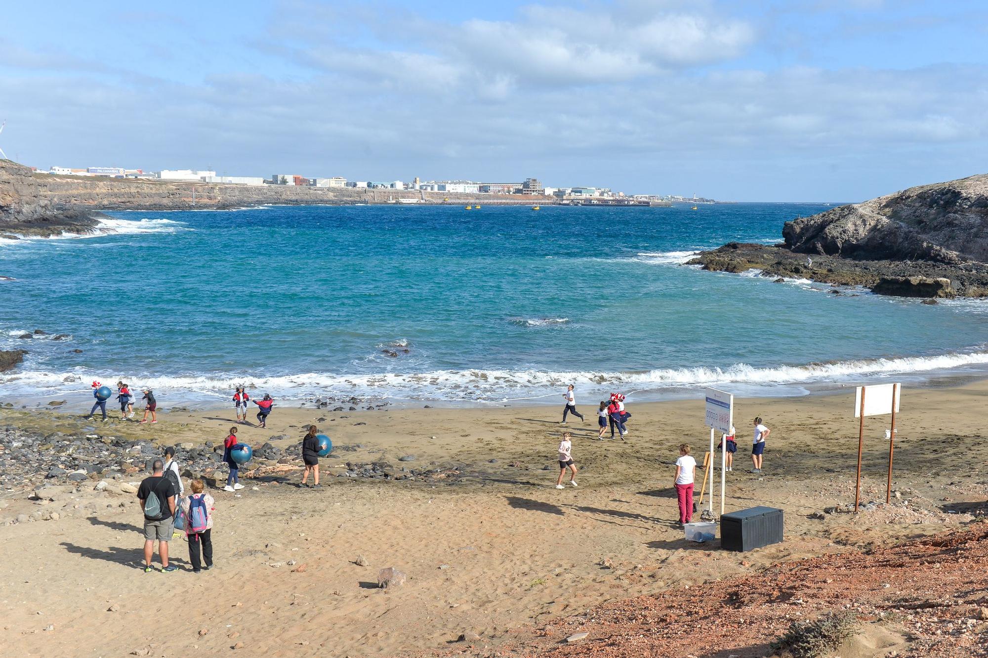 Los alumnos del Saulo Torón limpian la playa de Aguadulce