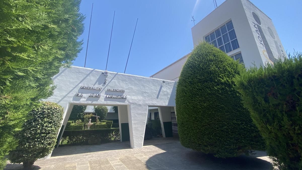 Imagen de la fachada del IES Joan Coromines, que será remodelado.