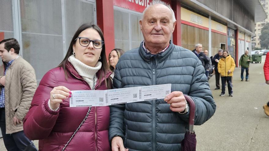 Marta Rico y su padre Roberto, ayer, tras retirar las entradas para el derbi en El Molinón. | Á. C.