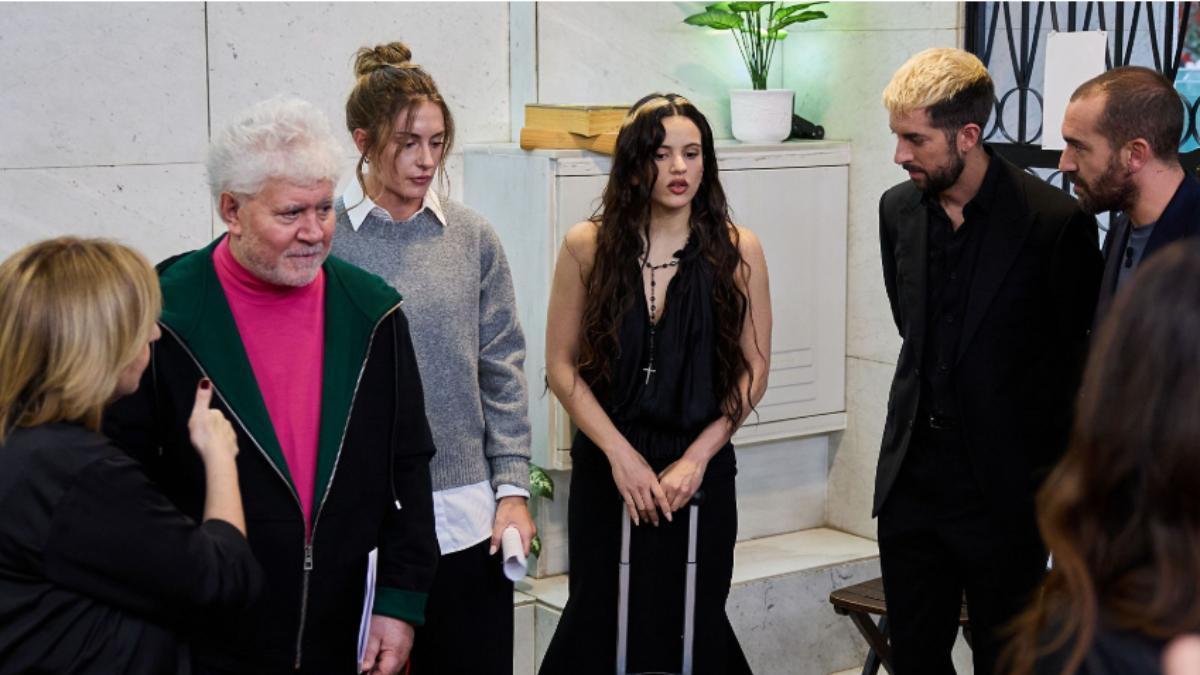 Alexia Putellas junto a Pedro Almodóvar, Carmen Machi, Jorge Ponce, David Broncano y Rosalía