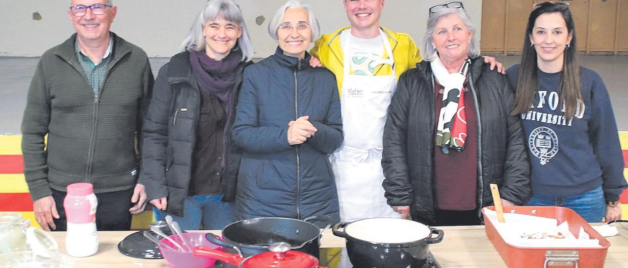 Herminia Ballestín, centro, junto a varios de los componentes de la corporación municipal