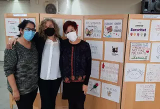 El brodat dona veu a un centenar de dones contra la violència masclista