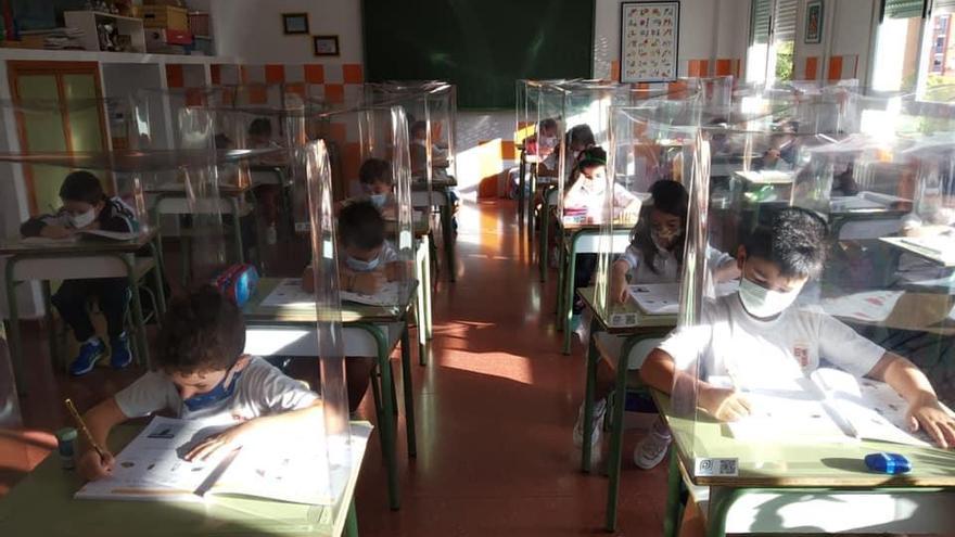 Mamparas en las aulas burbuja para prevenir los contagios