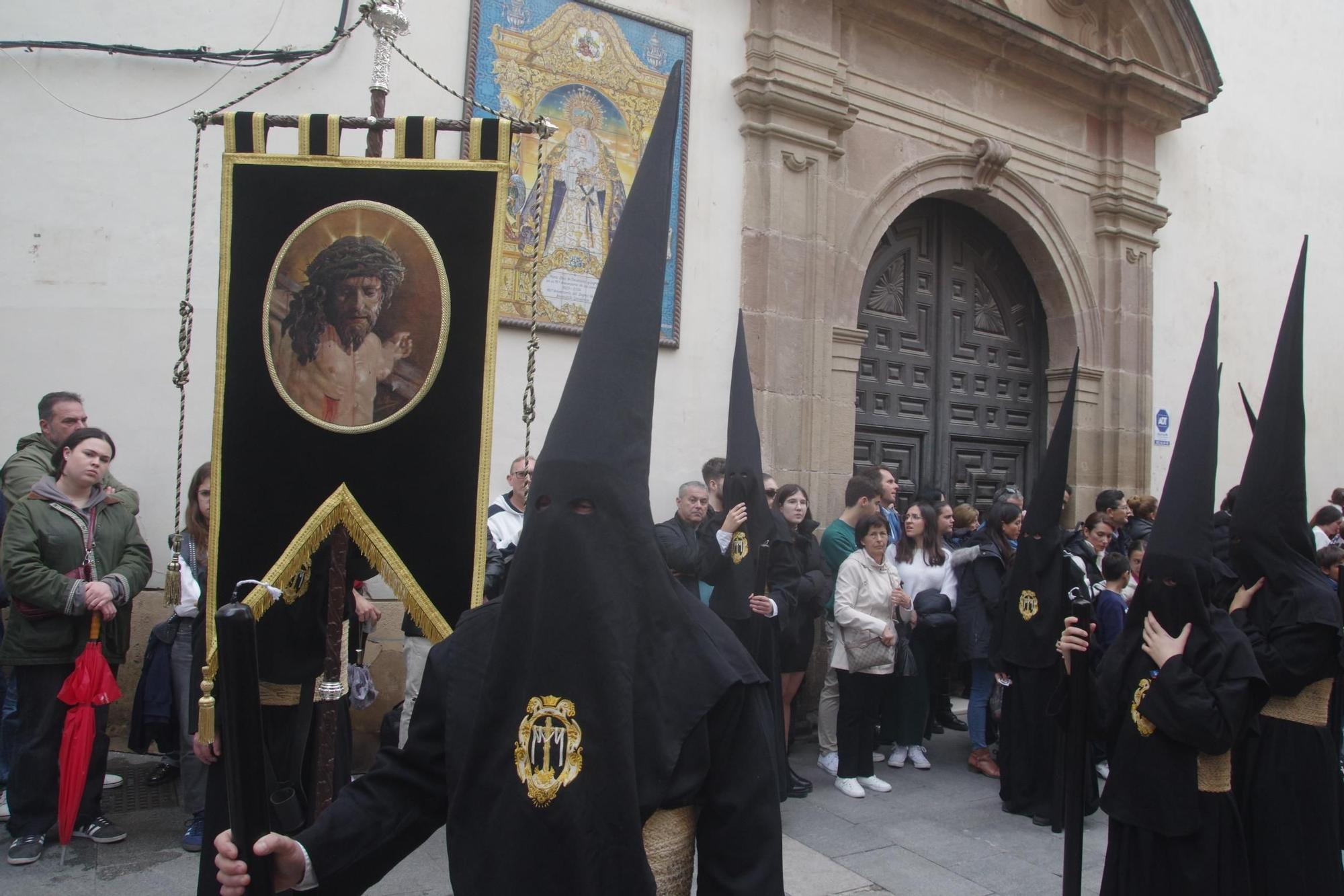 Salida de la Hermandad de la Santa Cruz en el Jueves Santo de Málaga.