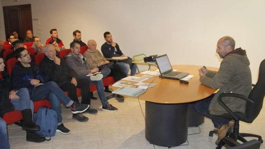 Un momento de la charla, ayer, en la Casa da Mocidade de Moaña. // Santos Álvarez