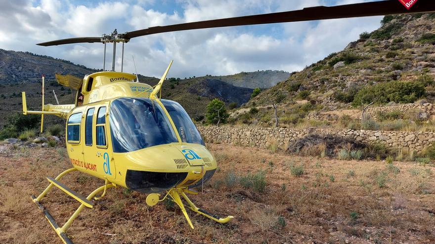 Los bomberos rescatan a dos personas en la sierra de Alicante